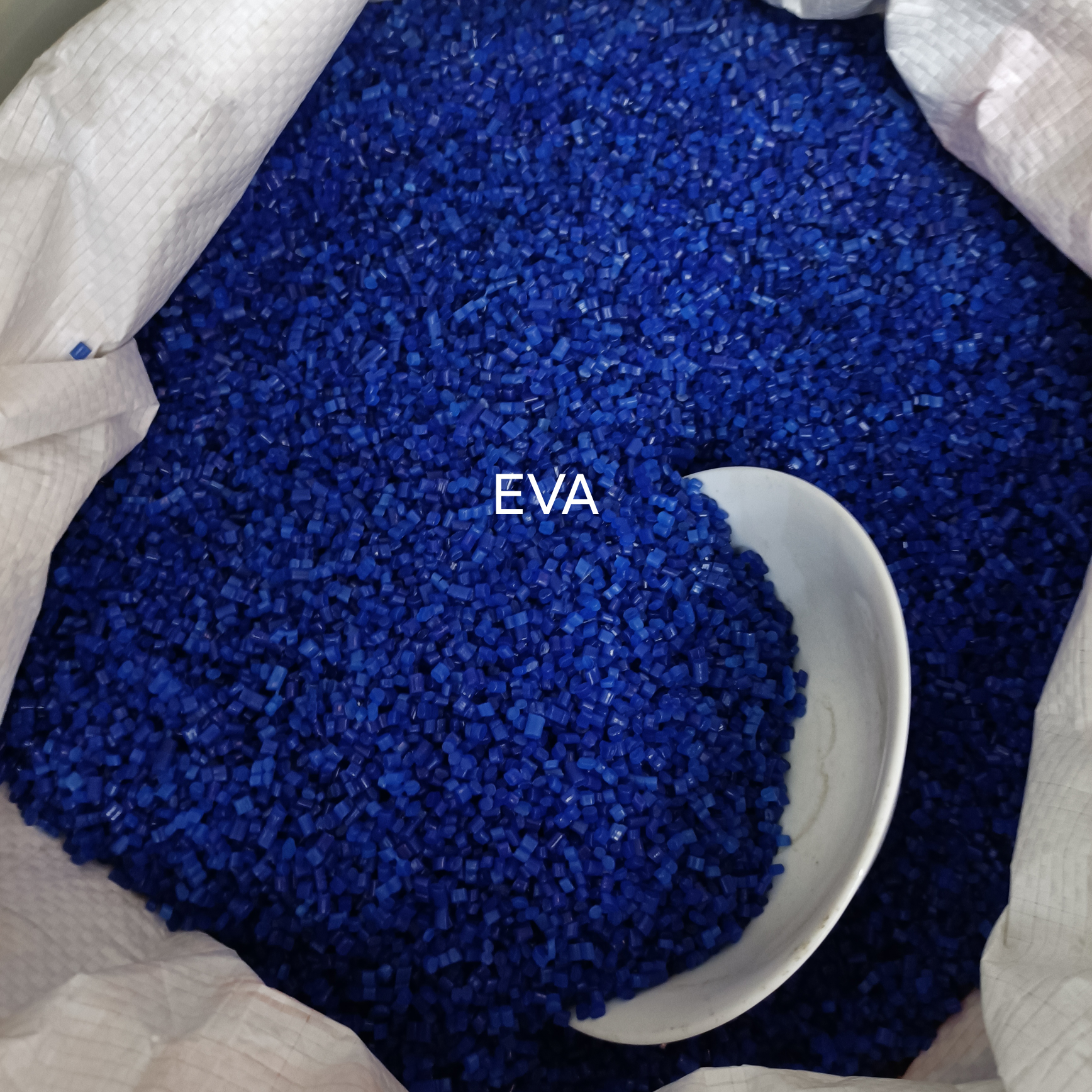 The price of blue EVA plastic particles is negotiable, with a minimum order quantity of 1 ton