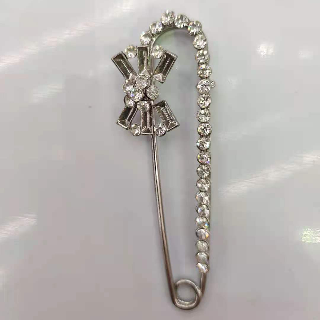 Fashion pin 660