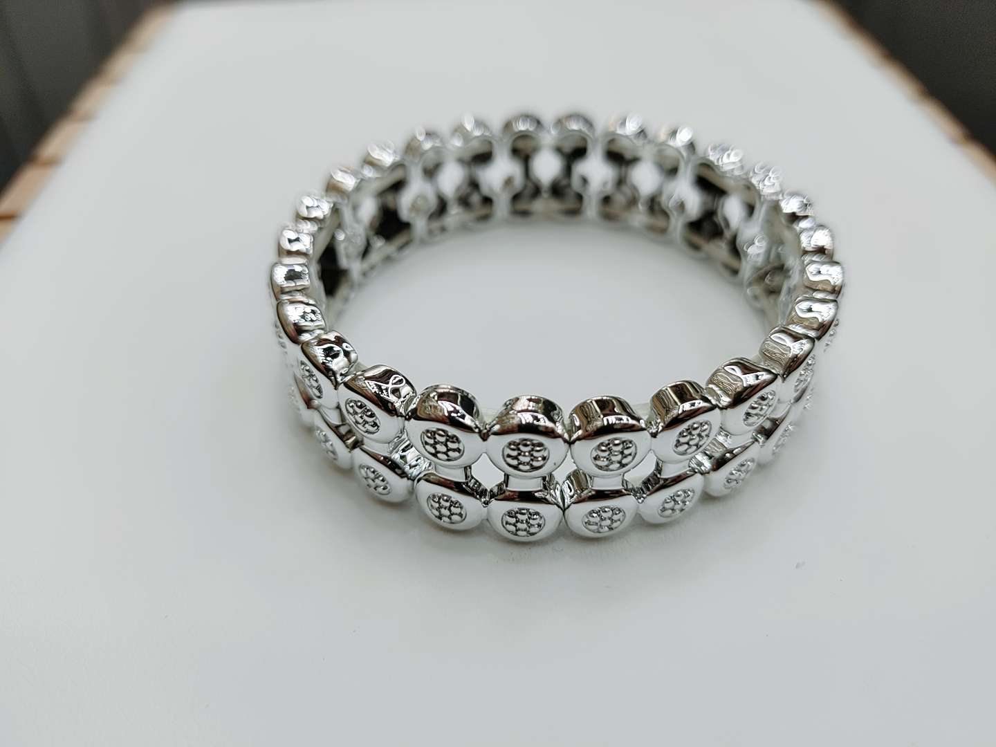 This women's bracelet is a popular, light luxury, exquisite, and Instagram niche design. It doesn't fade and features elastic lines details Picture