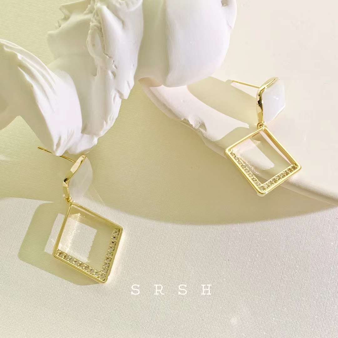 French cat geometric stud earrings, high-end and elegant style, 925 silver needle simple and elegant earrings, 2021 new style Specification image