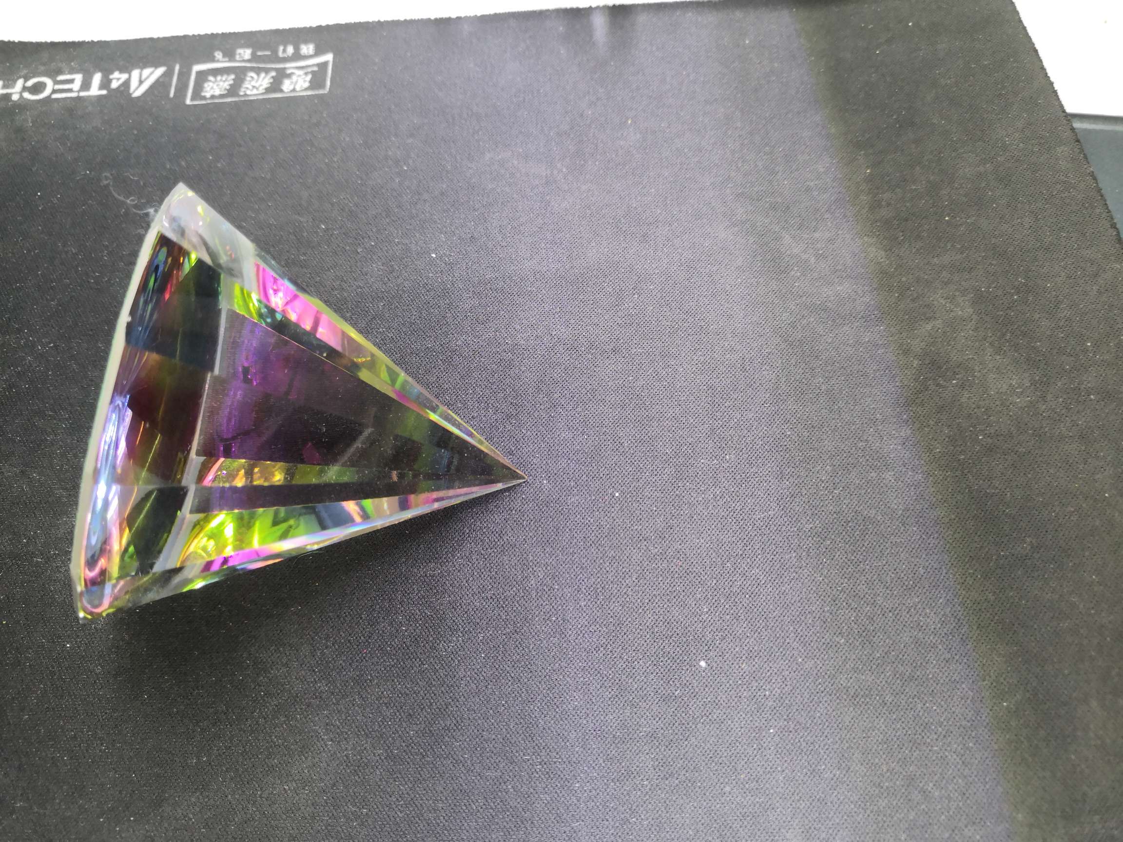 Yiwu Yanfan Handicrafts Store 7951 offers men's and women's same style crystal ornaments and colorful crystal pyramids Item Picture