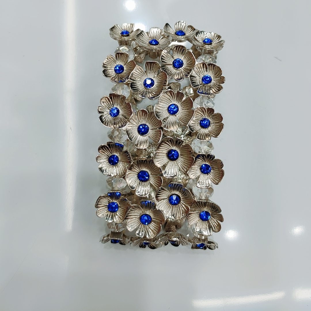 Alloy metal bracelet for women with European and American color diamonds can be customized. It is a high-end jewelry with a cold and elegant style that is popular among Internet celebrities