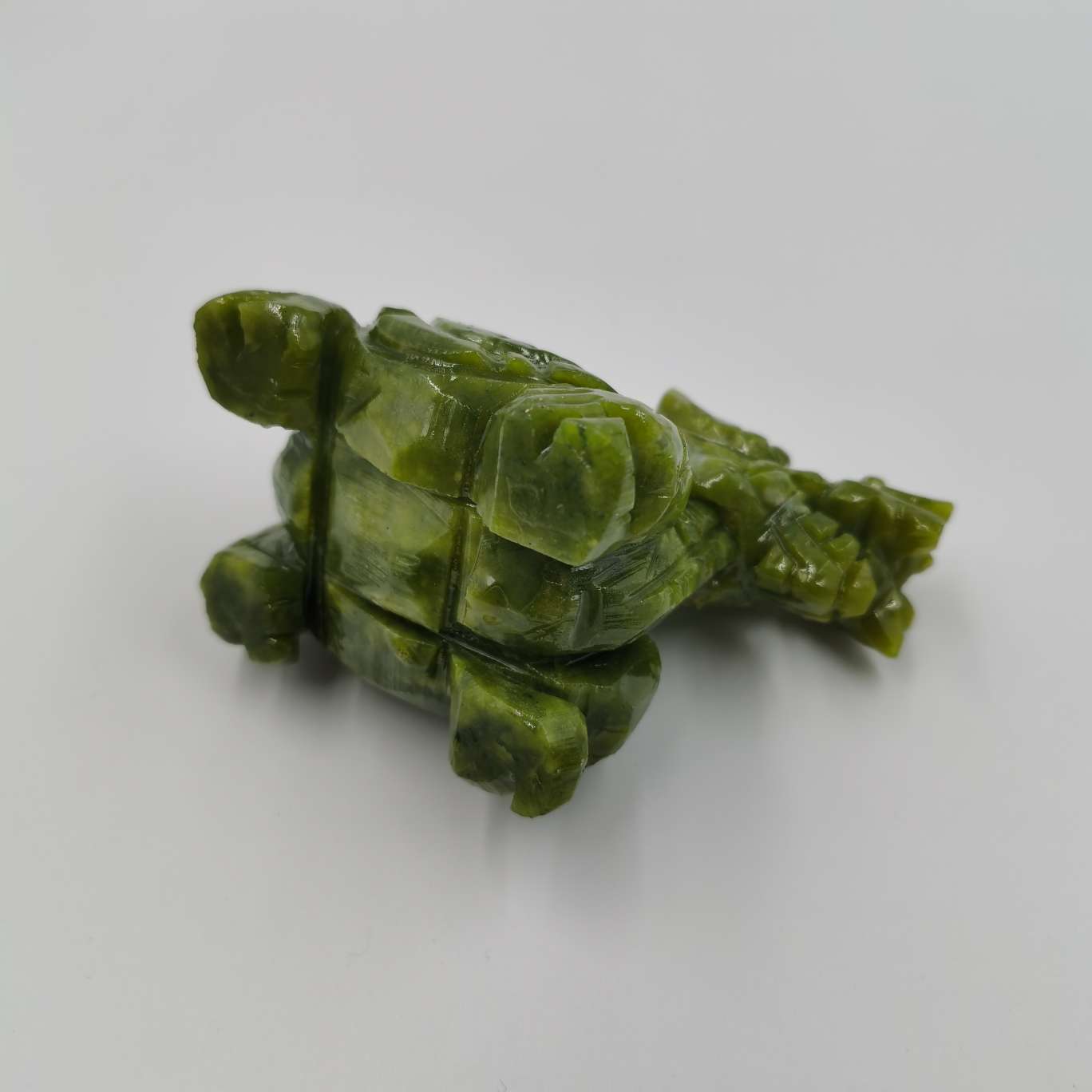 Exquisite jade products from China, such as the southern jade dragon turtle, are home ornaments, interior decoration handicrafts, wall cabinets, and display items Application Scenario