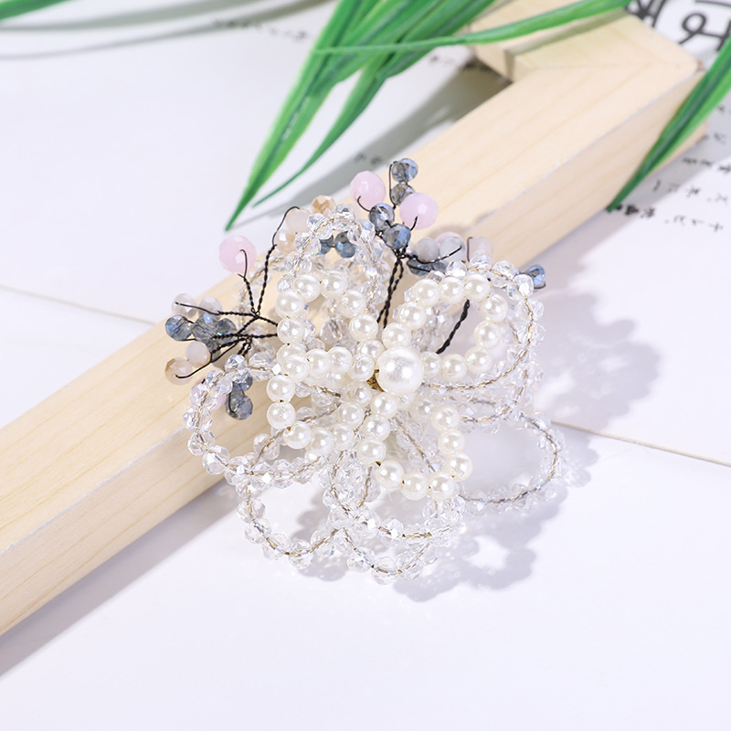 Korean-style flower girl earrings, asymmetrical Daisy flower style, Korean-style style earrings, new trendy earrings Application Scenario