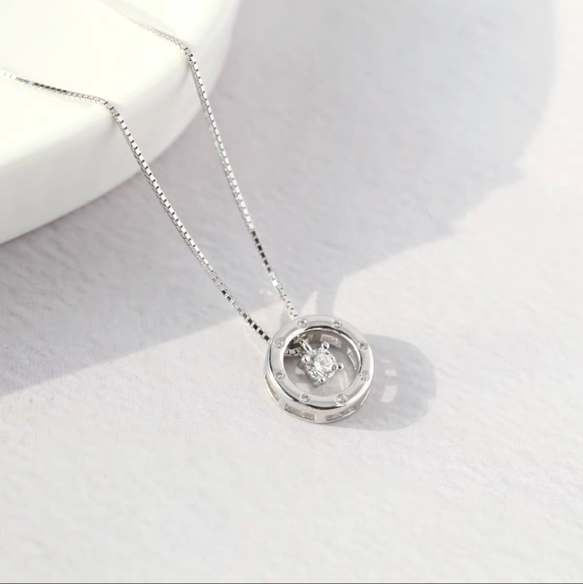 Beating heart clavicle chain