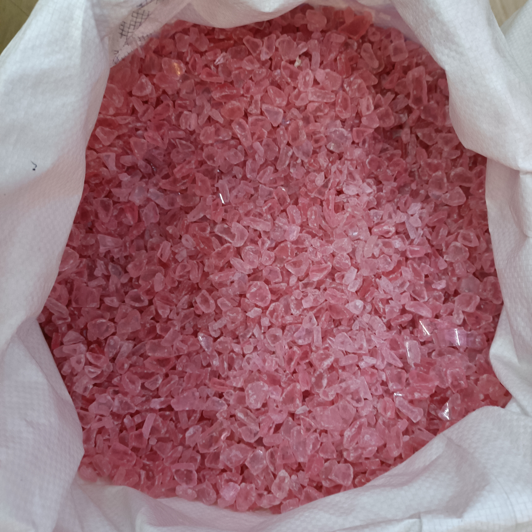 The price of pink benzene-permeable recycled plastic particles is negotiable, with a minimum order quantity of 1 ton