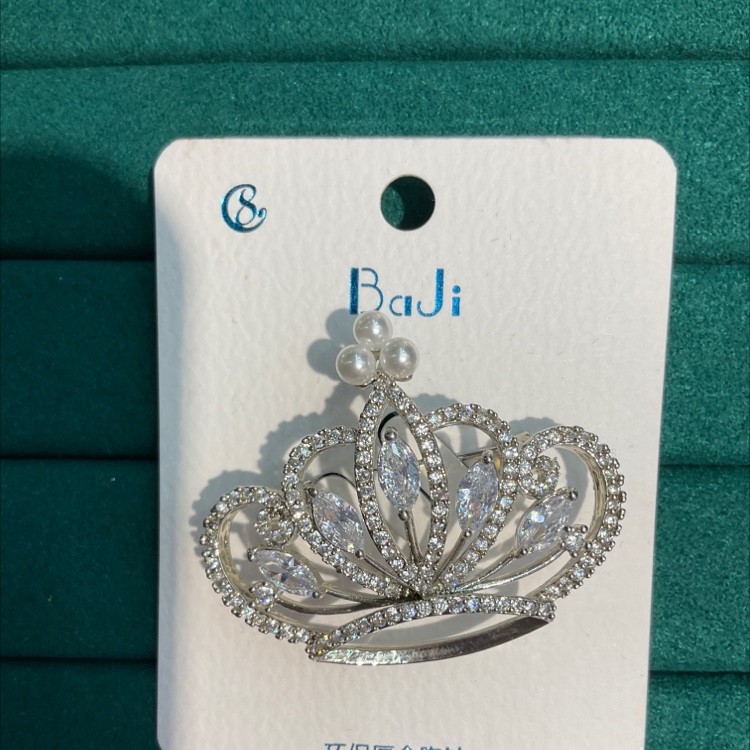 Crown brooch with micro-diamond setting