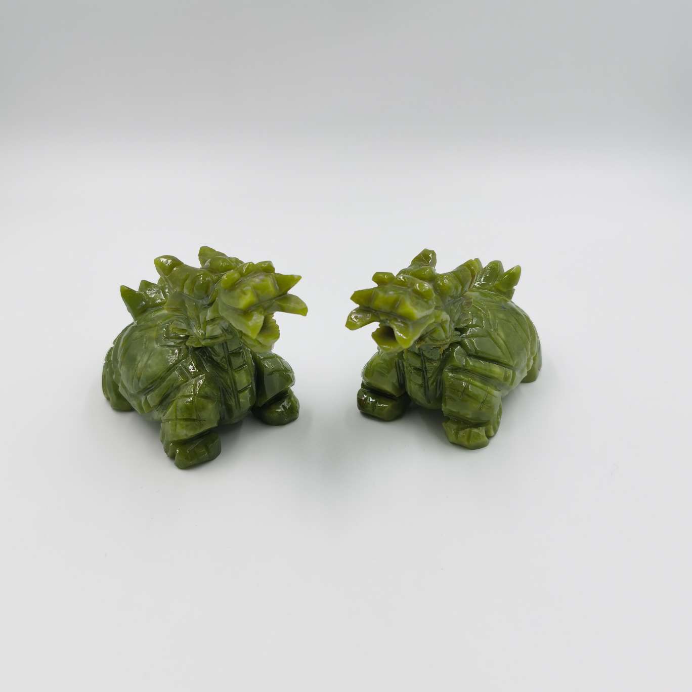 Exquisite jade products from China, such as the southern jade dragon turtle, are home ornaments, interior decoration handicrafts, wall cabinets, and display items Item Picture