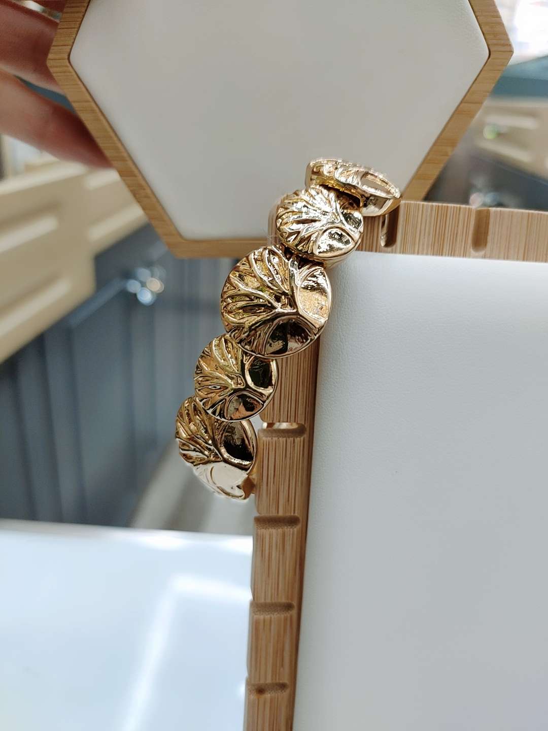 Simple geometric bracelet for girls, summer Instagram niche design, cold style, high-end and elegant jewelry accessory, elastic string Application Scenario