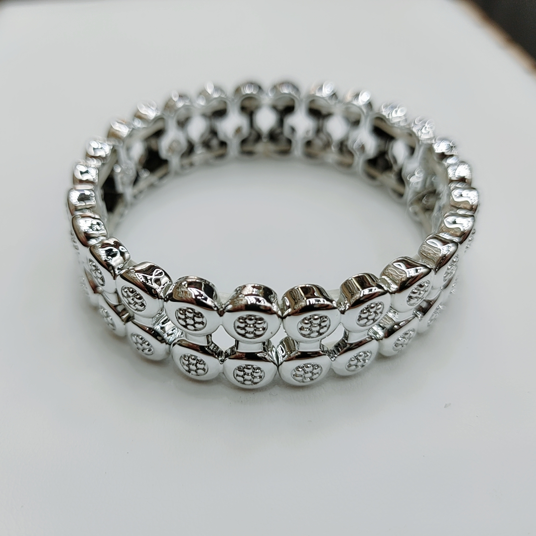 This women's bracelet is a popular, light luxury, exquisite, and Instagram niche design. It doesn't fade and features elastic lines