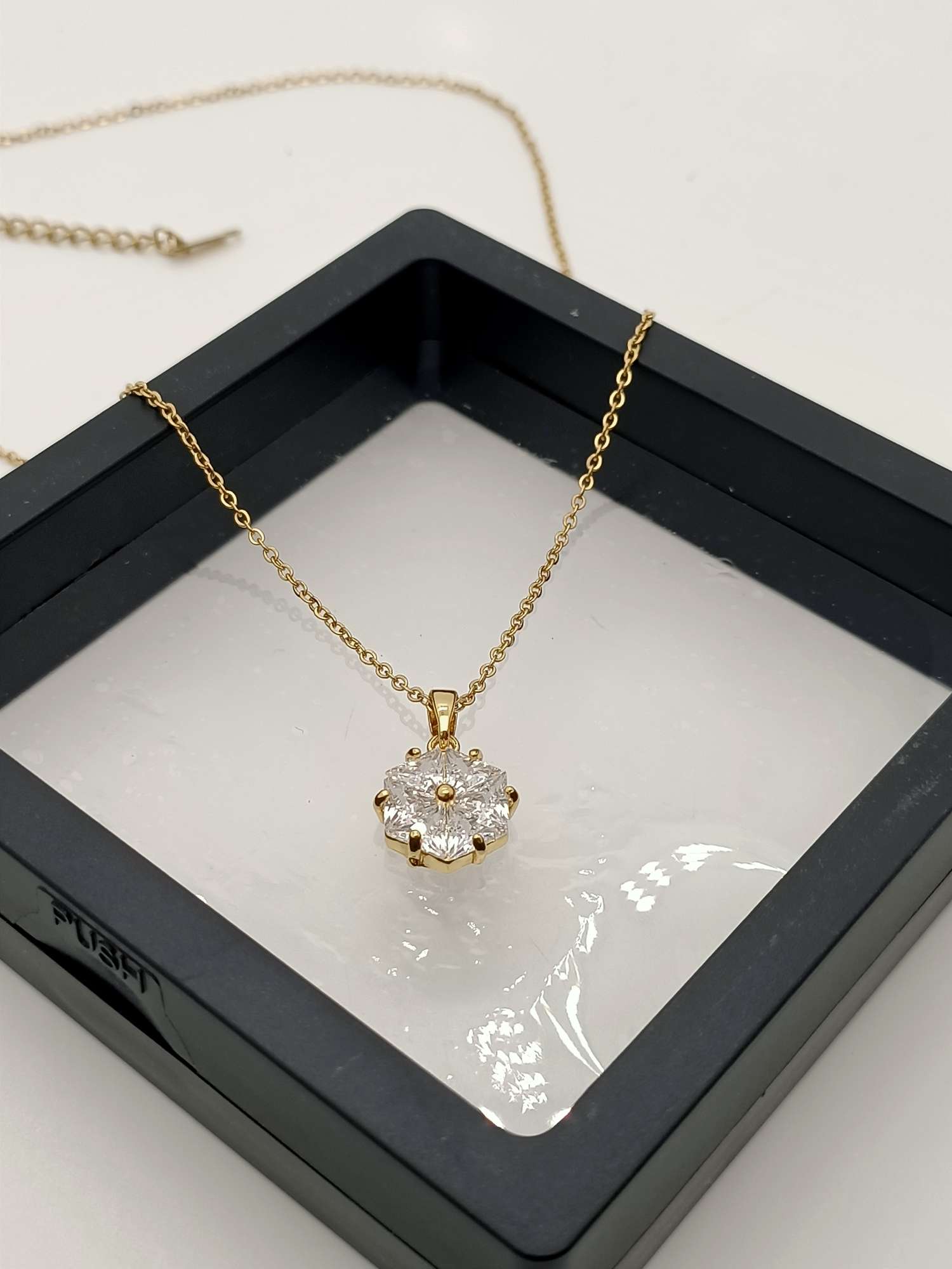 Golden snowflake necklace Application Scenario