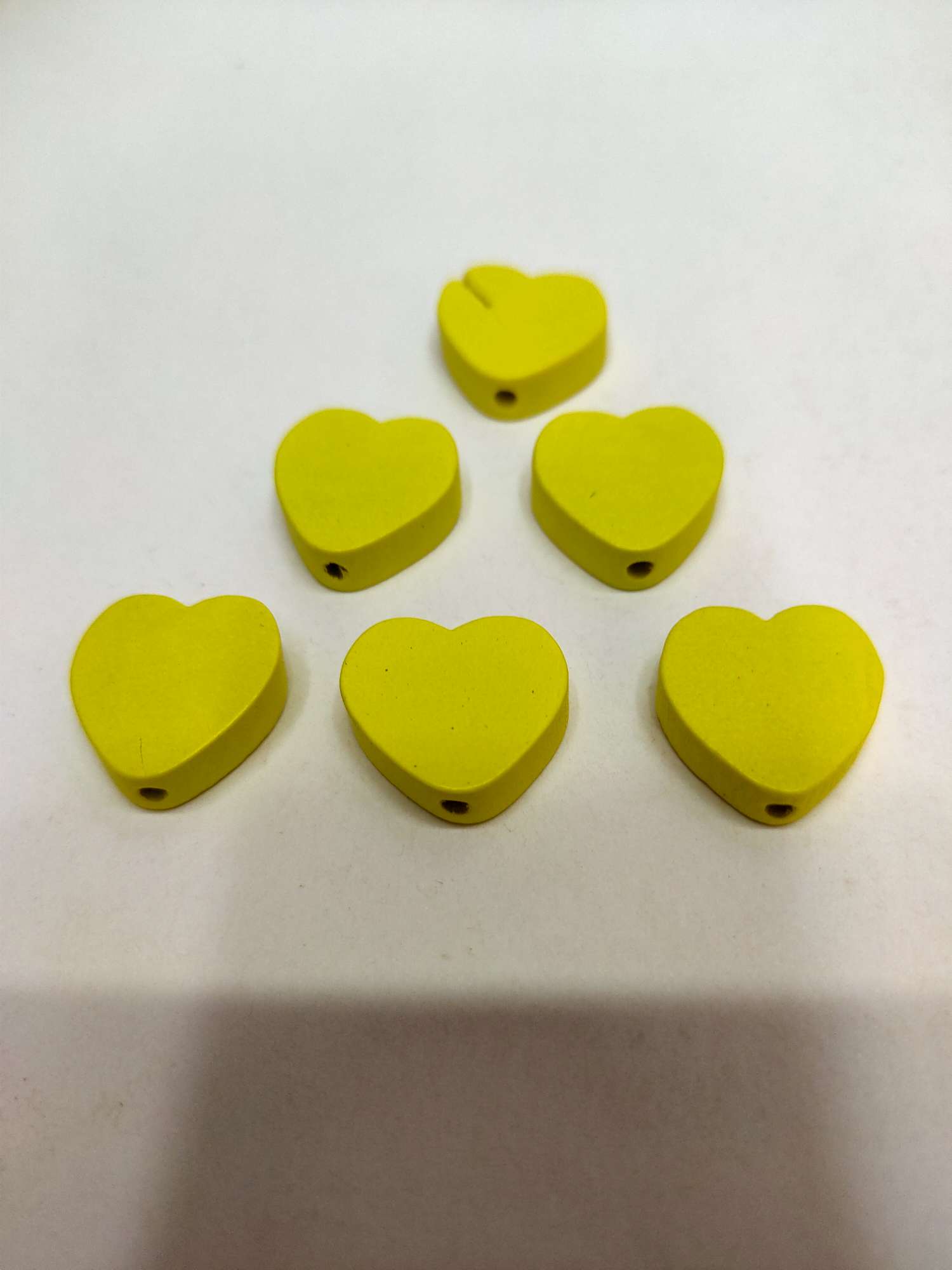 厂家直销 木质配件直孔 桃心黄色白底实物图