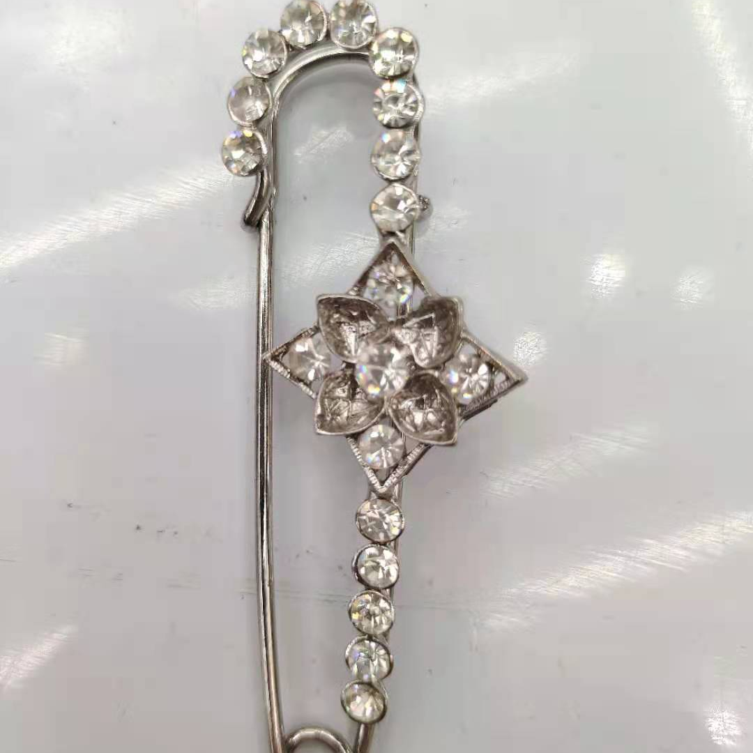 Fashion pin 650