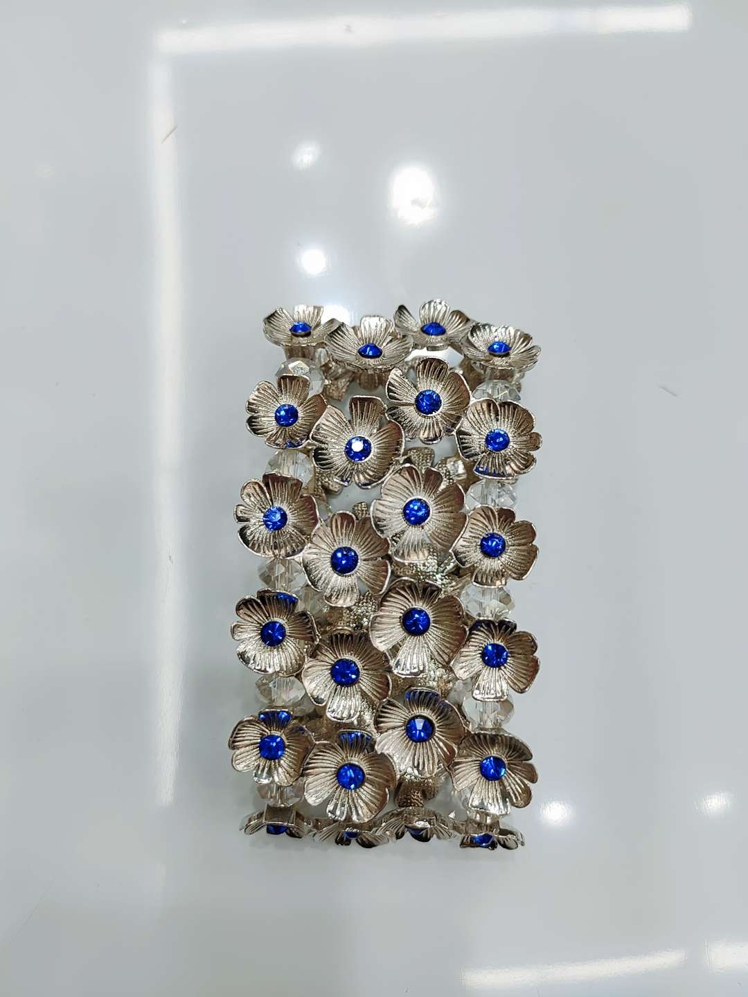 Alloy metal bracelet for women with European and American color diamonds can be customized. It is a high-end jewelry with a cold and elegant style that is popular among Internet celebrities Application Scenario