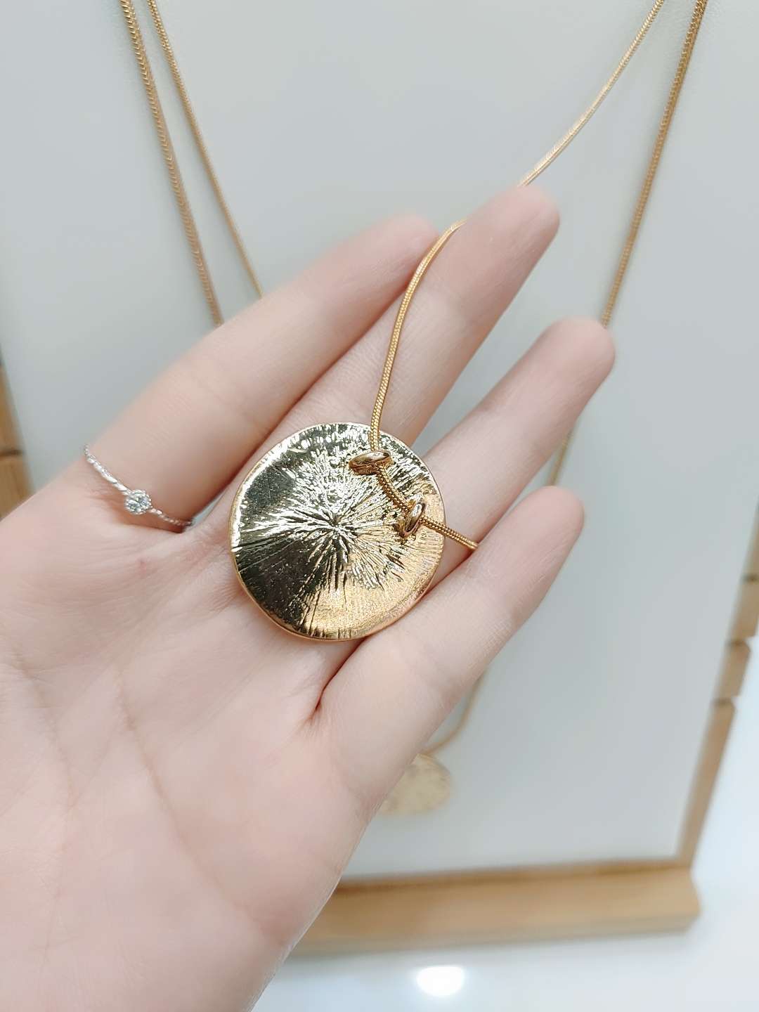 European and American export single metal thick chain necklace for women, new trendy, light luxury and niche golden decorative chain collarbone sweater chain accessory details Picture