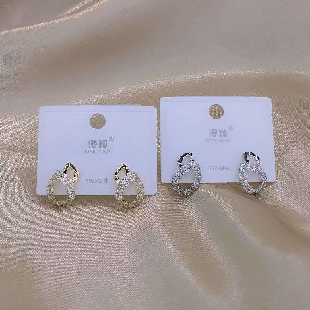High-end stud earrings, trendy and simple style earrings, small and cold style ear clips for women, and earrings without ear holes detail image 1