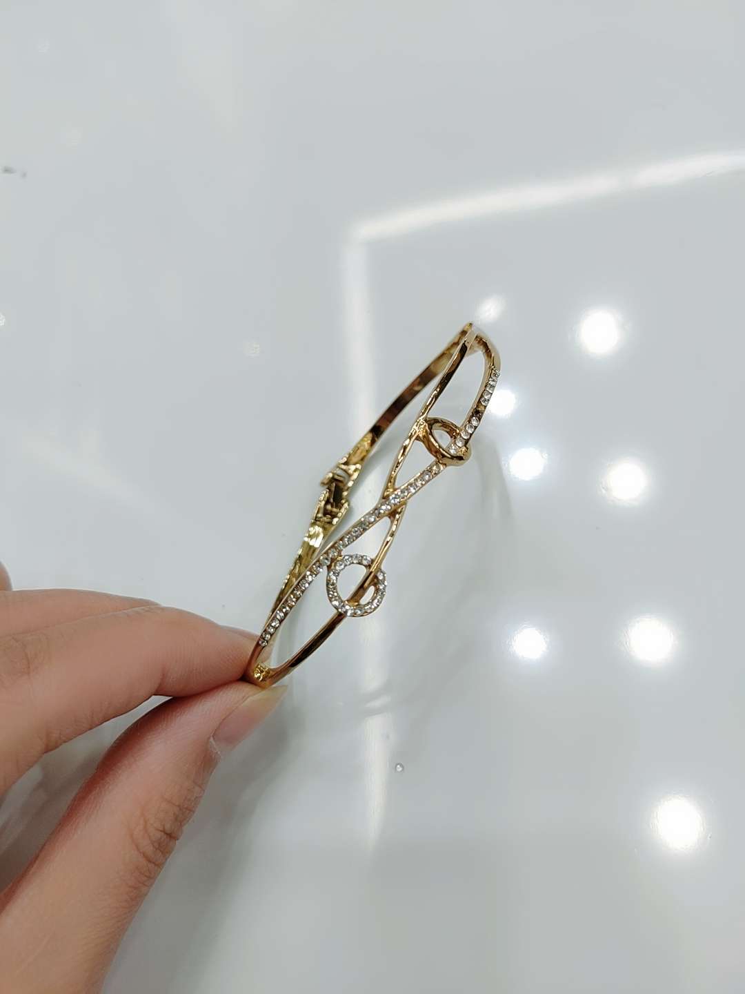 This is an original design of the European and American diamond bracelet for women, exuding a sense of high-end elegance and a fashionable, light luxury silver bracelet. It is a simple and elegant summer bracelet details Picture