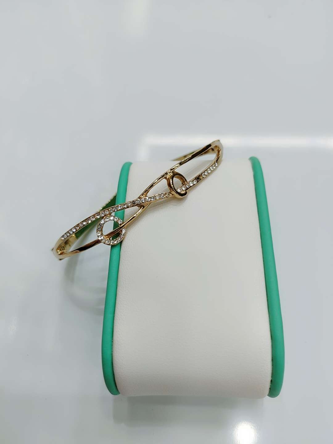 This is an original design of the European and American diamond bracelet for women, exuding a sense of high-end elegance and a fashionable, light luxury silver bracelet. It is a simple and elegant summer bracelet Specification image
