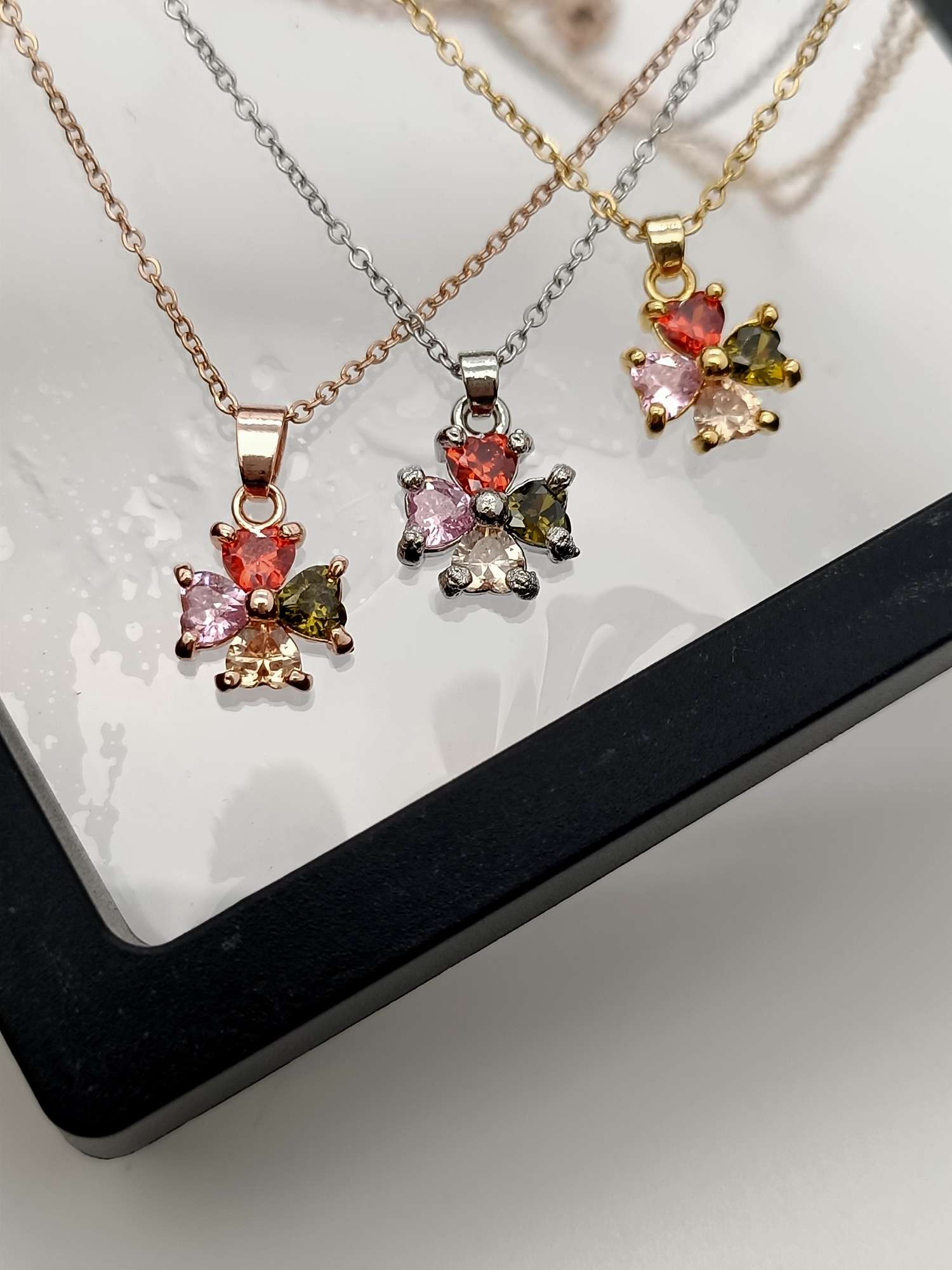 Rose gold snowflake necklace Application Scenario