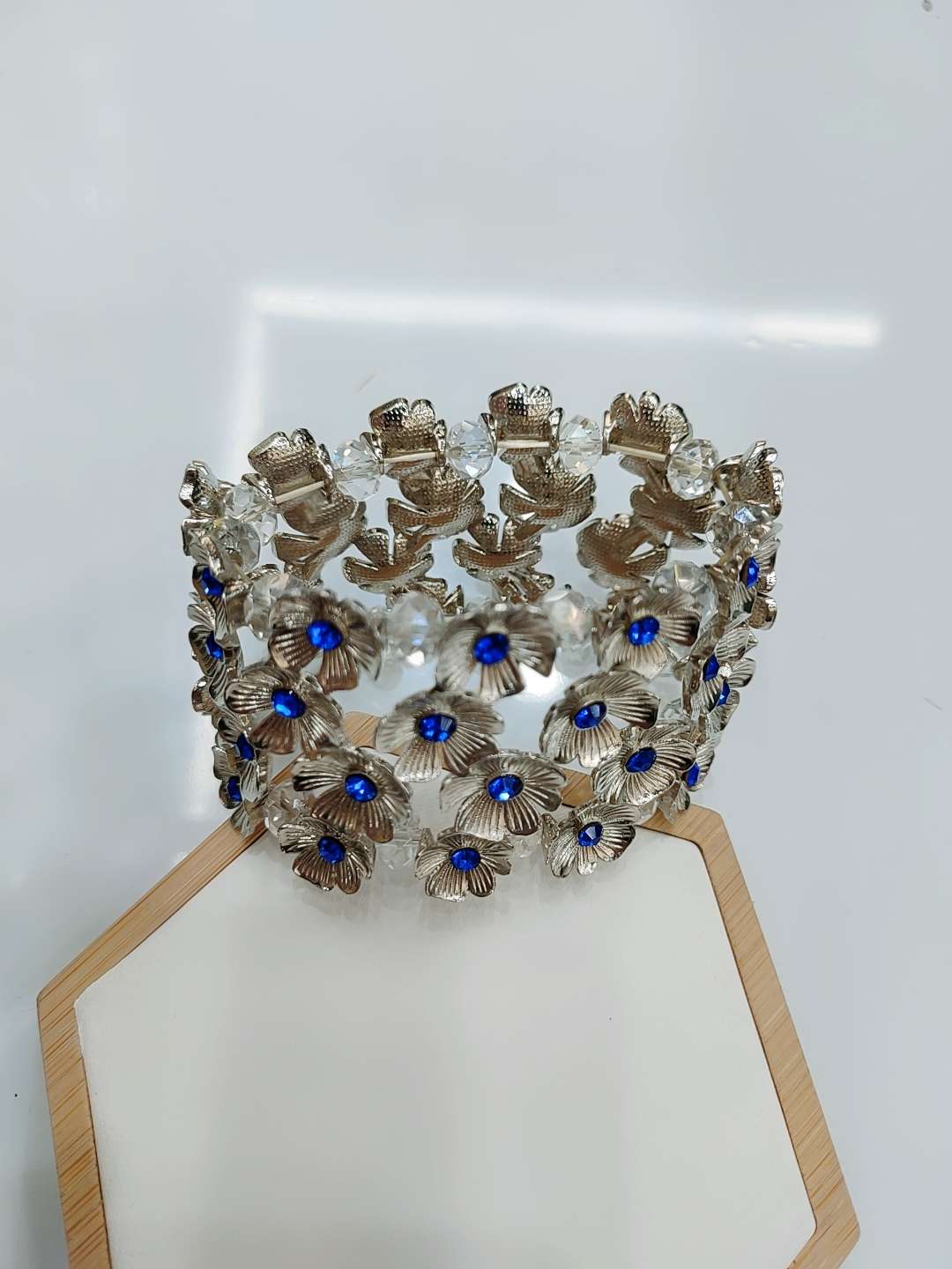 Alloy metal bracelet for women with European and American color diamonds can be customized. It is a high-end jewelry with a cold and elegant style that is popular among Internet celebrities Specification image