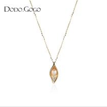 Wrapped pearl clavicle chain