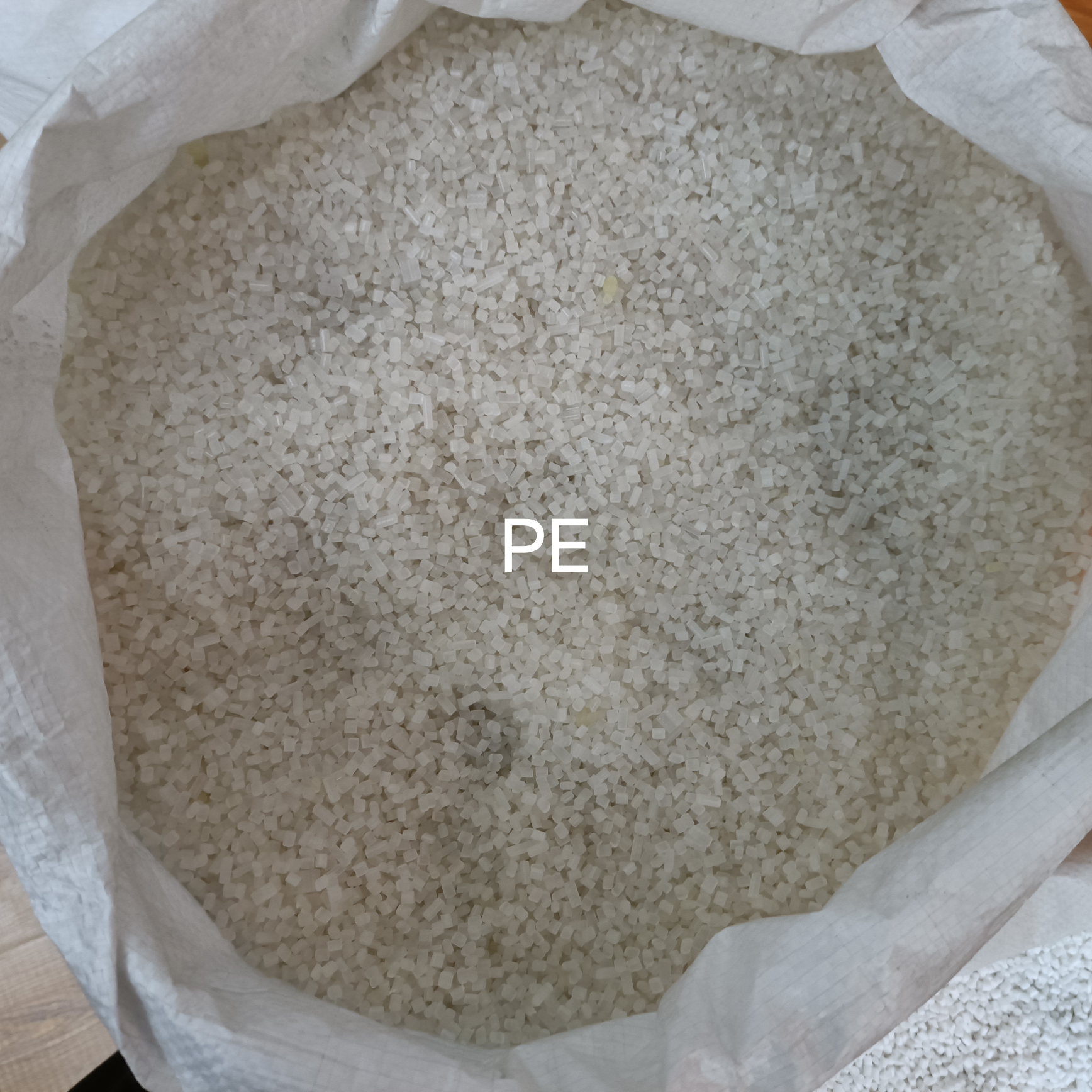 The price of PE plastic particles is negotiable. The minimum order quantity for recycled materials is 1 ton