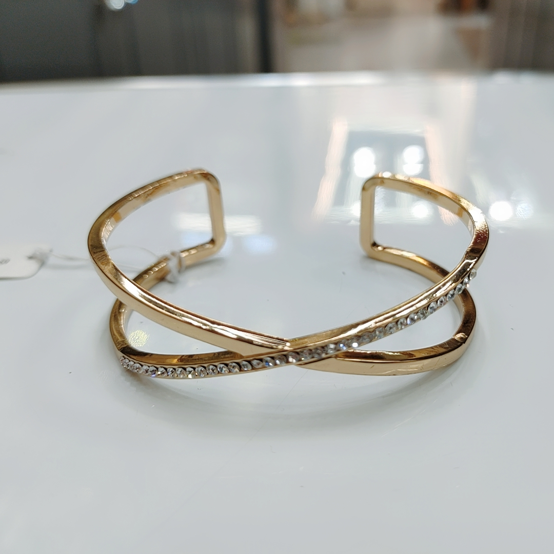 A high-end, elegant, light luxury, versatile, simple metallic texture, hollowed-out wide micro-label open bracelet for girls