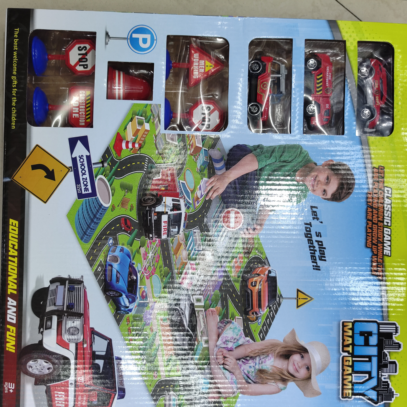 The boxed carpet flying chess, in combination with the high-end children's educational toy Golden Car, can be used as a picnic mat