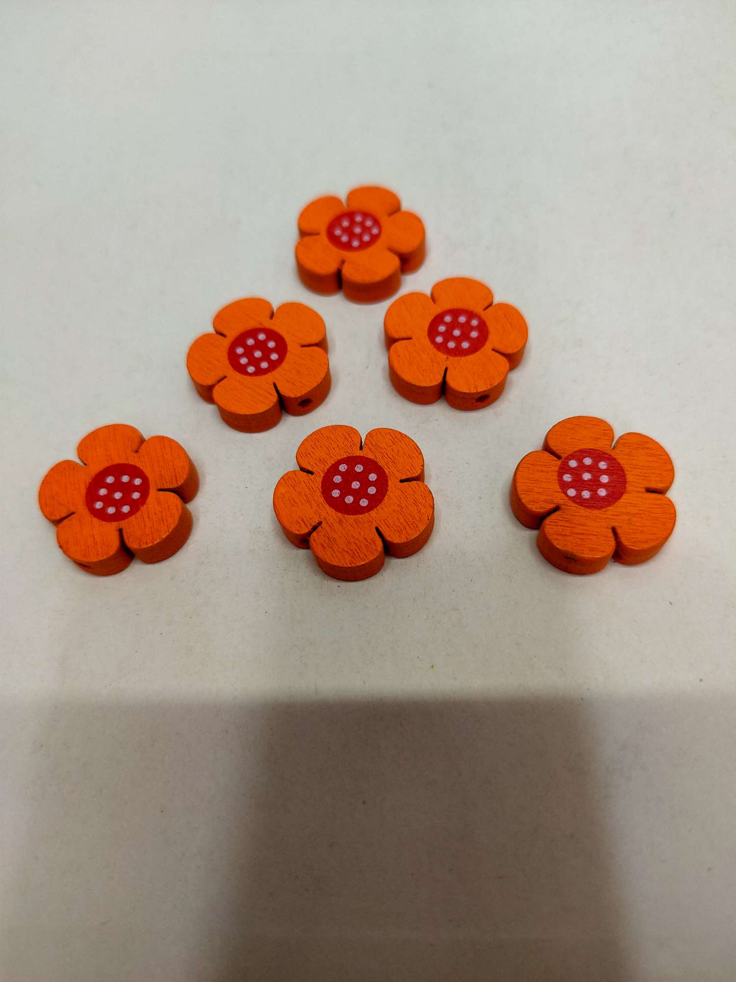 厂家直销木质配件 五叶花橘色白底实物图