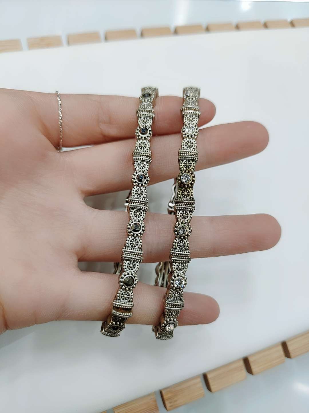 Retro niche designer pure silver sweet gift, birthday Internet celebrity versatile, heavy heavy diamond chain bracelet Application Scenario
