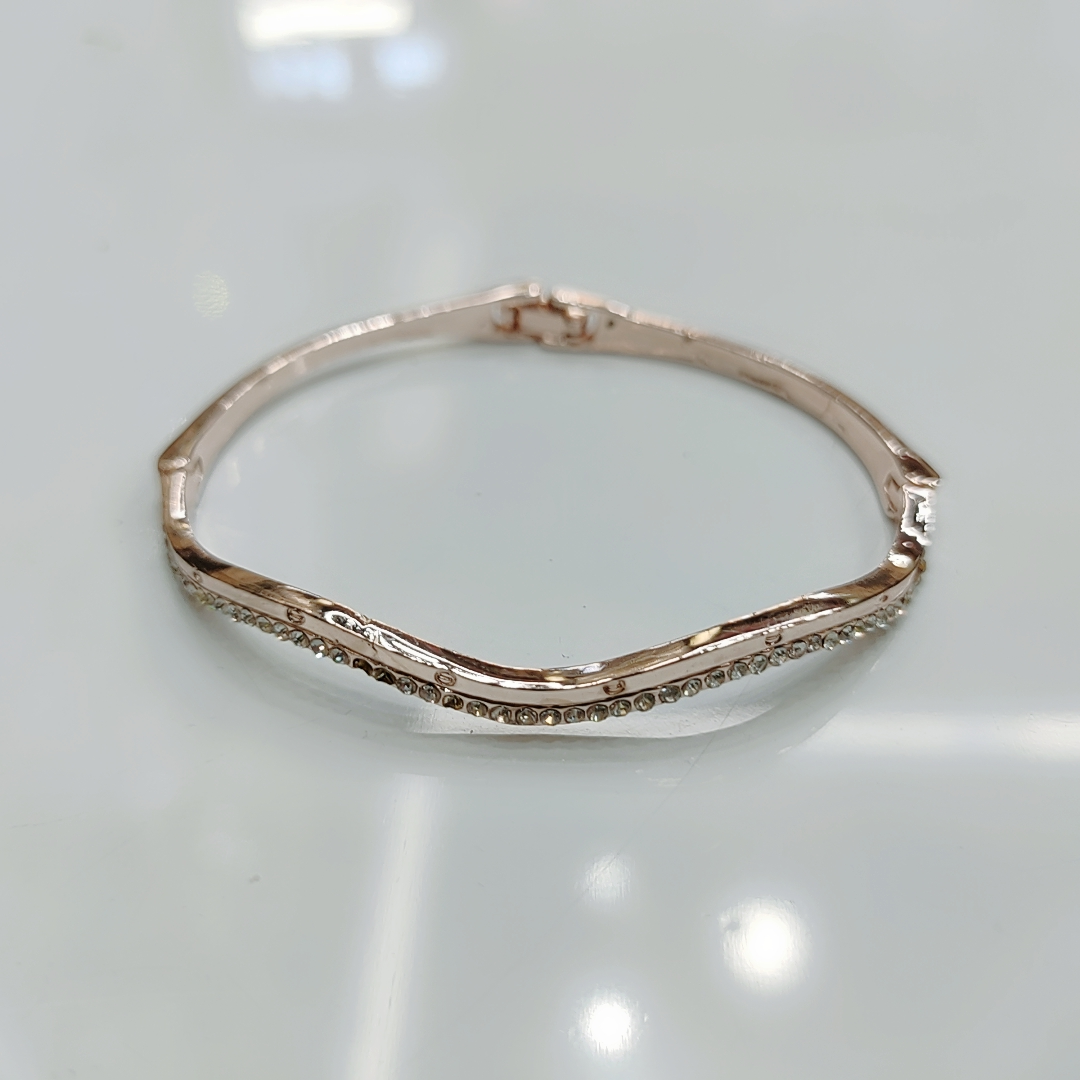 This pure silver bracelet for women features an original design with a high-end, elegant and fashionable touch. It is a simple and luxurious silver bracelet for summer