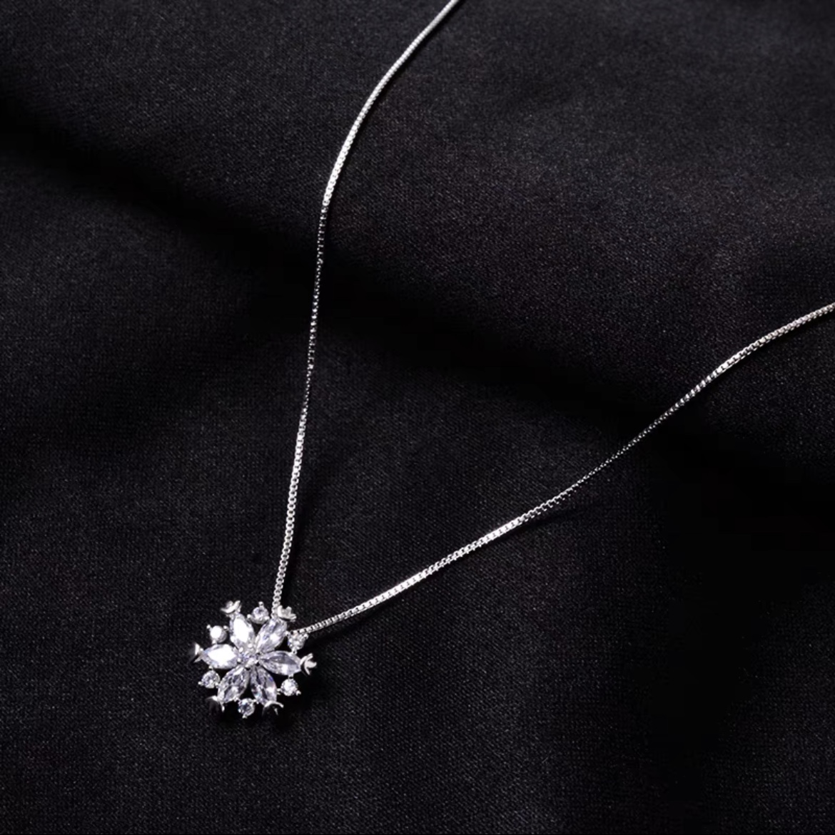 Silver snowflake collarbone chain