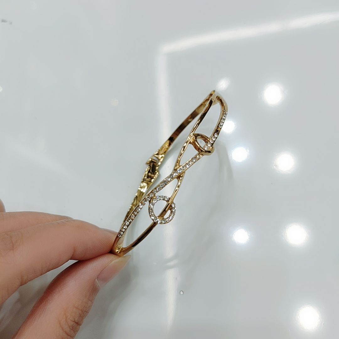 This is an original design of the European and American diamond bracelet for women, exuding a sense of high-end elegance and a fashionable, light luxury silver bracelet. It is a simple and elegant summer bracelet