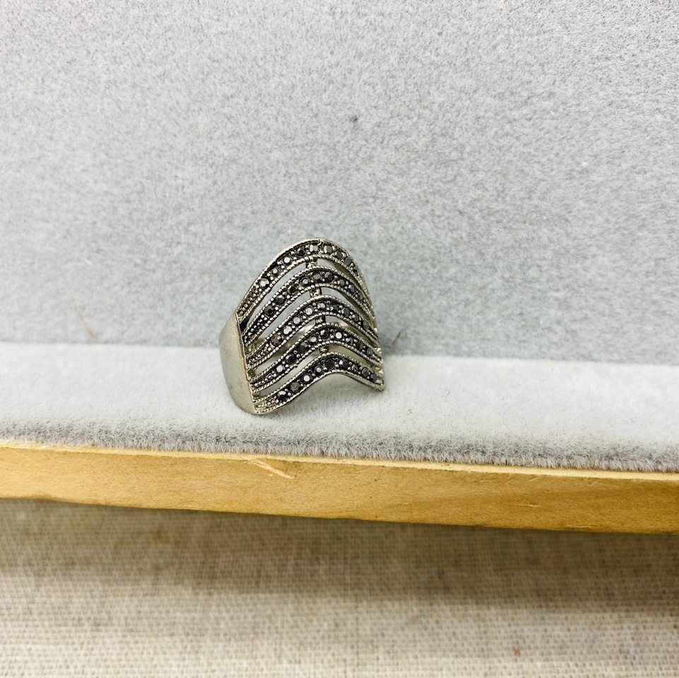 ins2021小众设计师原创设计师网红chic戒指满钻轻奢甜美重工戒指女810