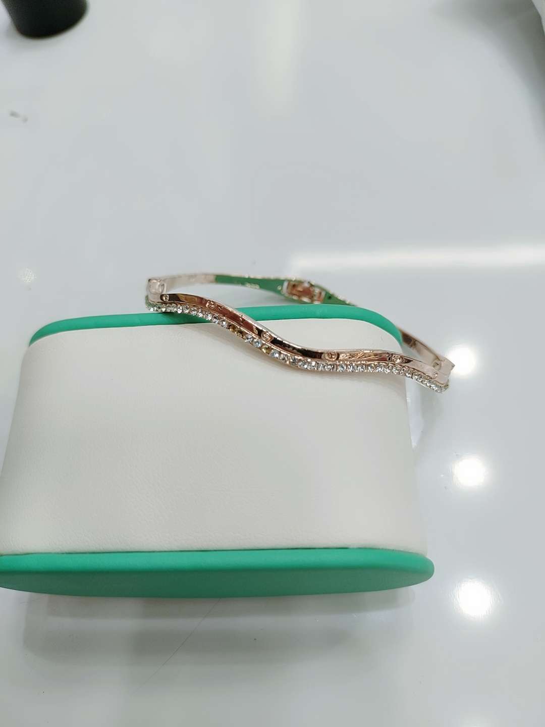 This pure silver bracelet for women features an original design with a high-end, elegant and fashionable touch. It is a simple and luxurious silver bracelet for summer Specification image