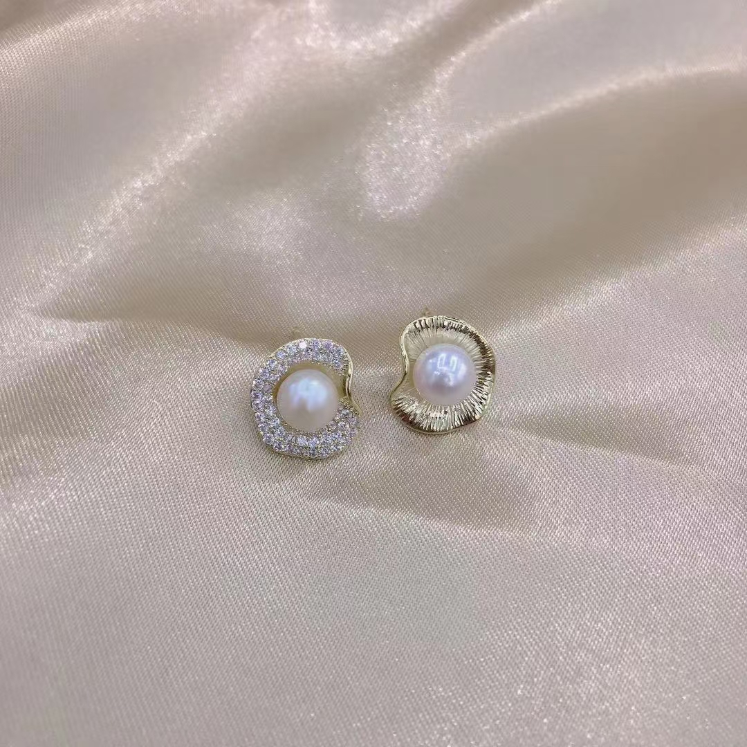 Asymmetrical stud earrings, exquisite and elegant, simple and elegant, petite and cold style pearl fashion earrings