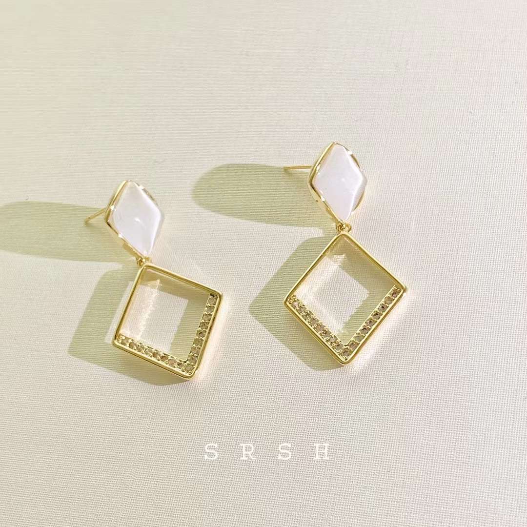 French cat geometric stud earrings, high-end and elegant style, 925 silver needle simple and elegant earrings, 2021 new style details Picture