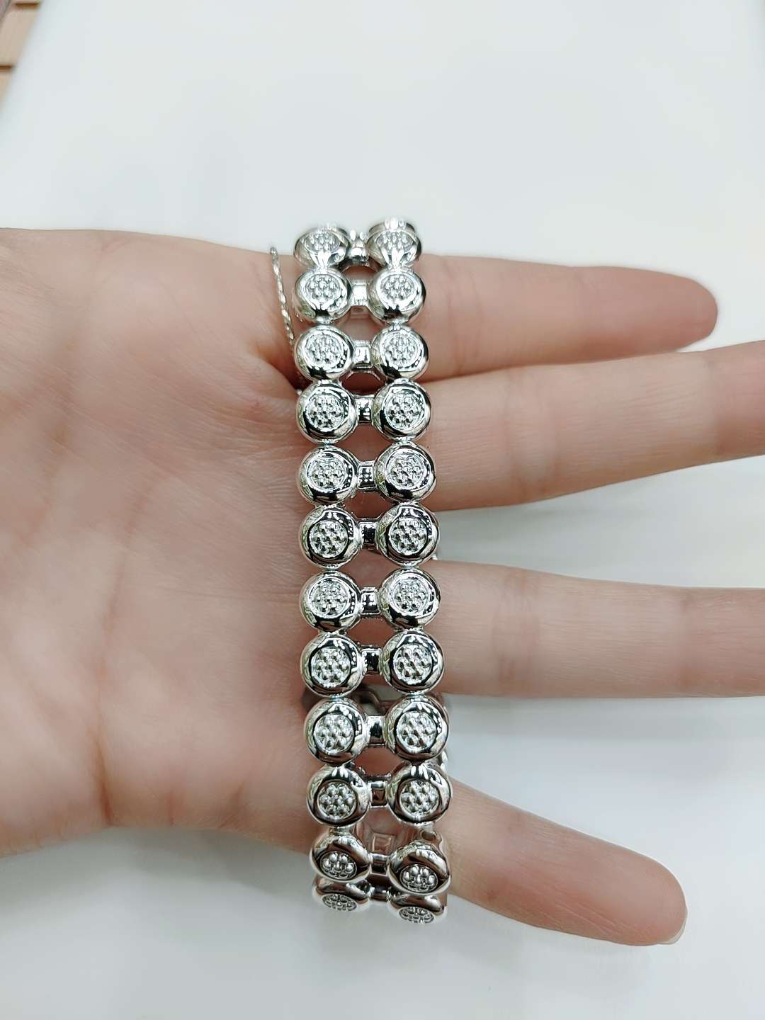 This women's bracelet is a popular, light luxury, exquisite, and Instagram niche design. It doesn't fade and features elastic lines Application Scenario