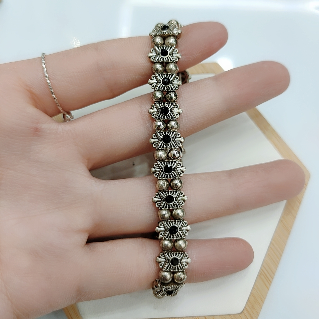 Blue starry sky bracelets with sparkling stars from Europe, America, Japan and South Korea, as well as diamond-dotted jewelry, are available in Yiwu as small commodities