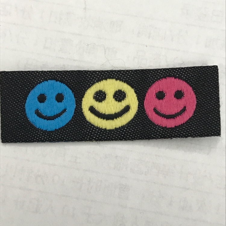 三个笑脸连一起布标长方型背面上衬激光切四周可缝布标