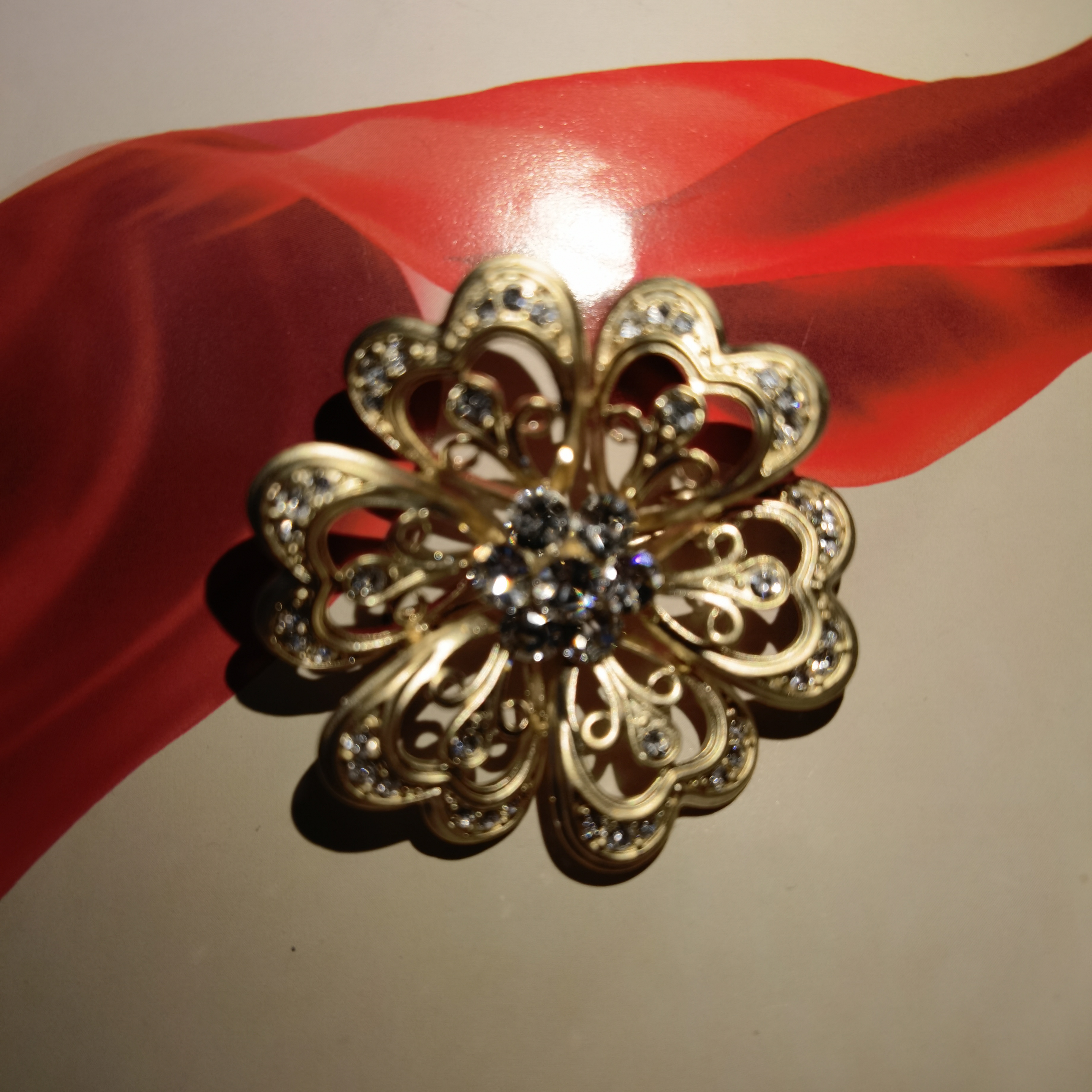 Stylish floral brooch with Gold ladies corsage coat suit accessories