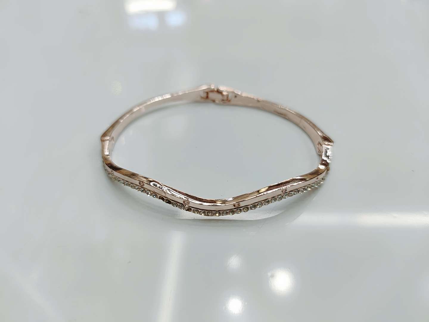 This pure silver bracelet for women features an original design with a high-end, elegant and fashionable touch. It is a simple and luxurious silver bracelet for summer details Picture