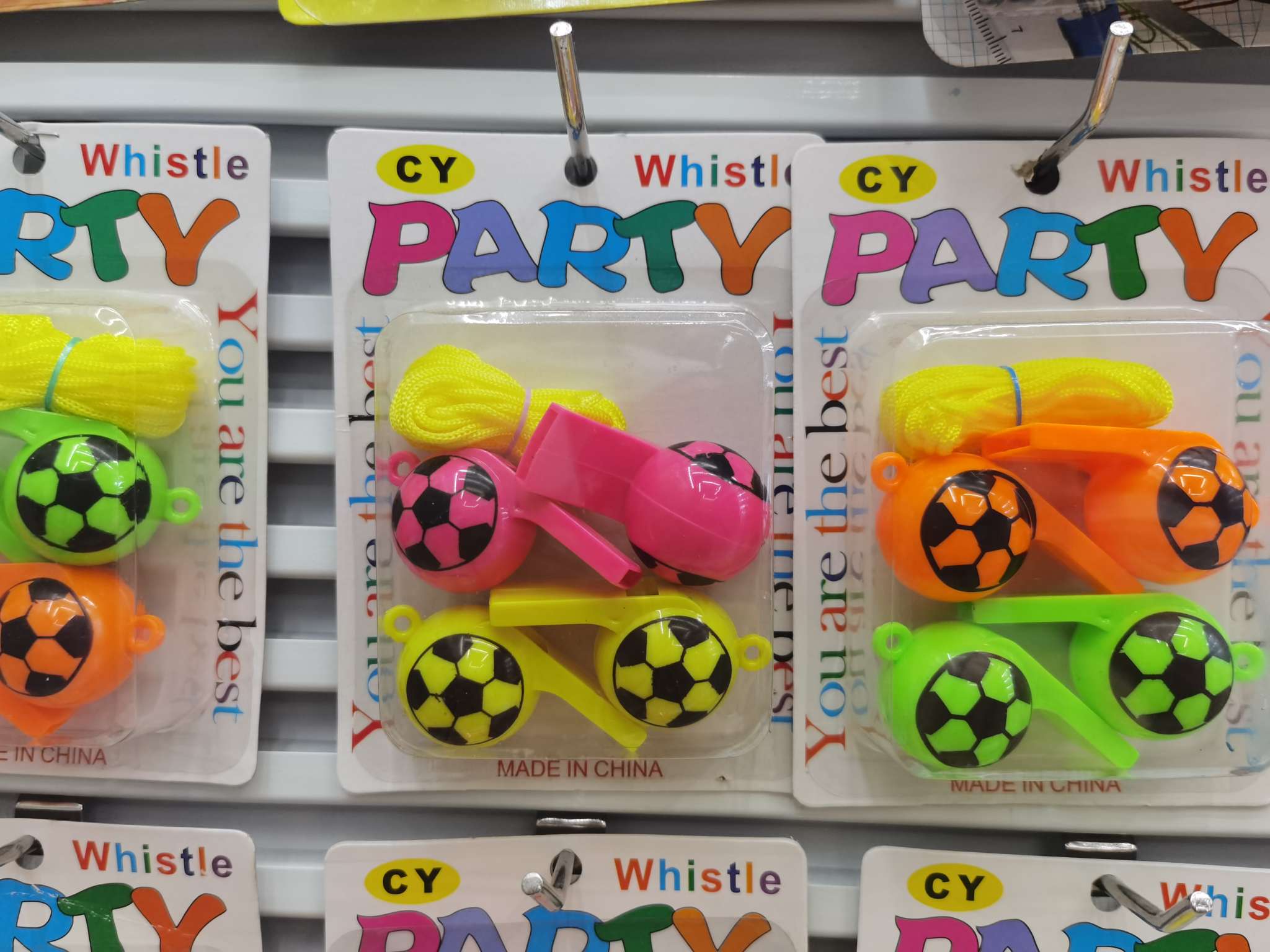 儿童口哨彩色塑料裁判哨幼儿园活动气氛道具带挂绳运动会加油哨子足球造型详情图2