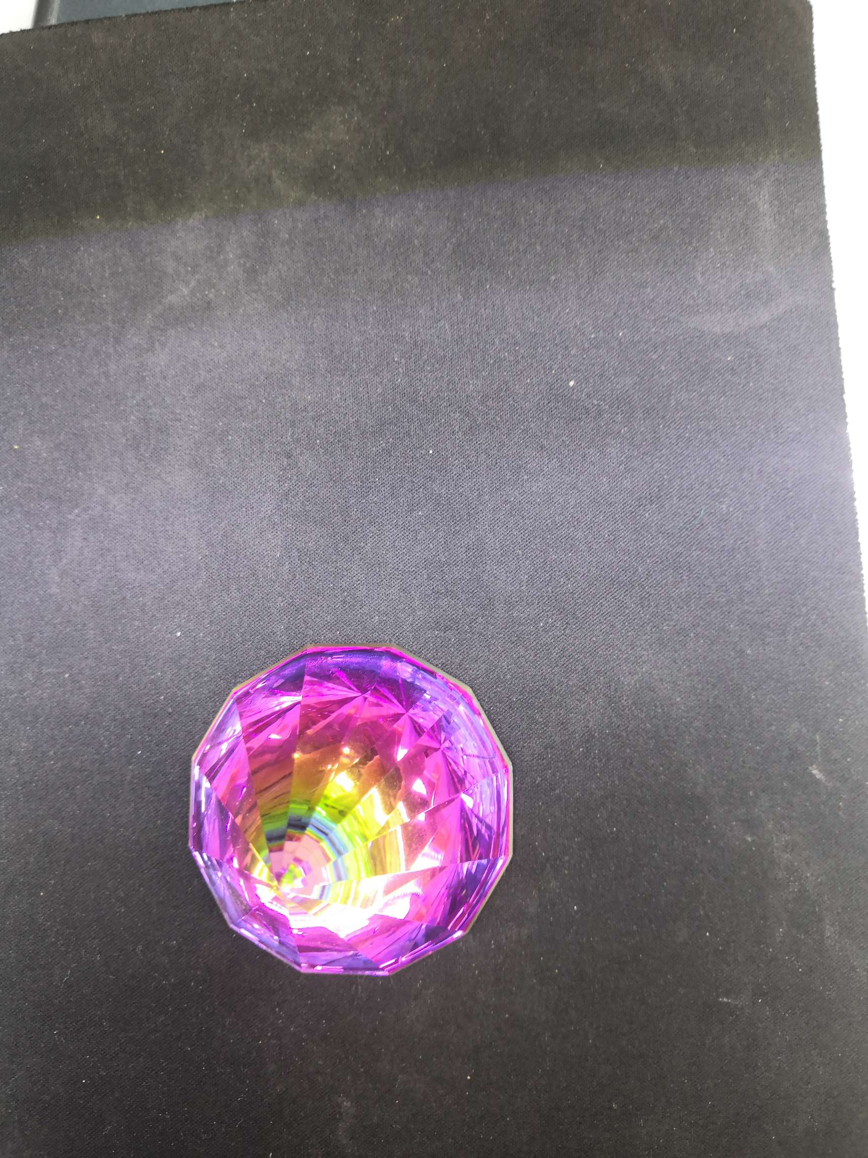 Yiwu Yanfan Handicrafts Store 7951 offers men's and women's same style crystal ornaments and colorful crystal pyramids Application Scenario
