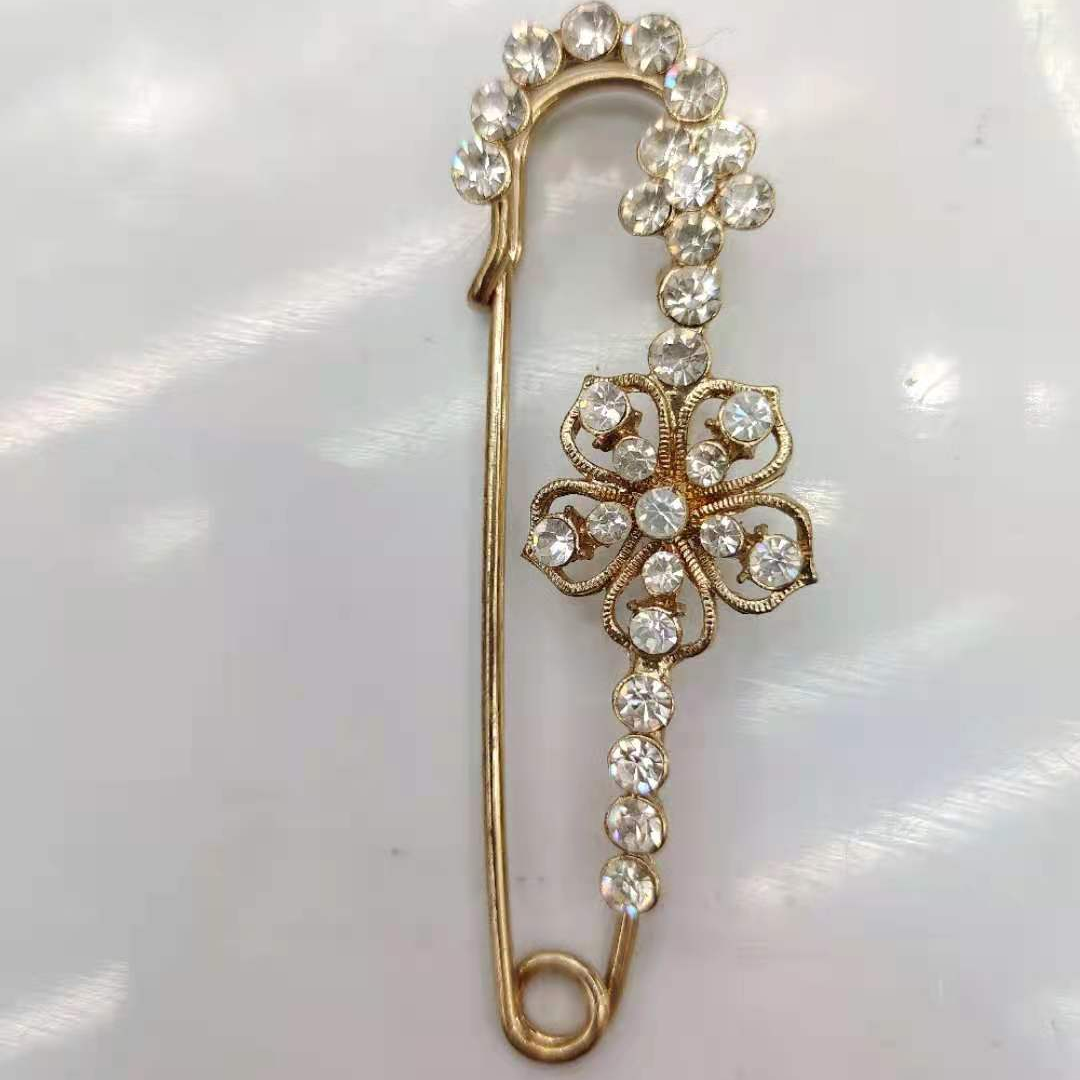 Fashion pin 633