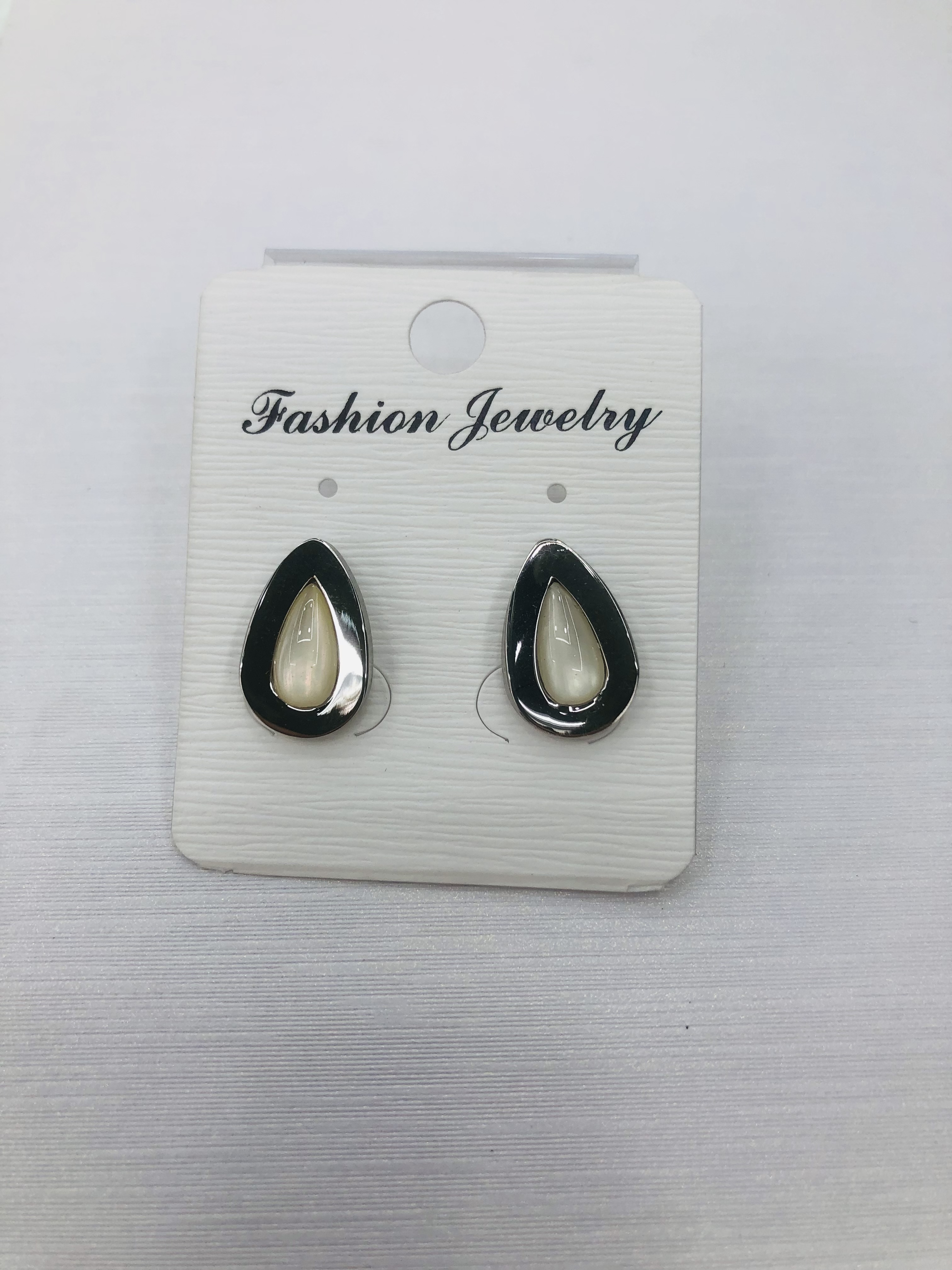 Small and simple Korean-style stainless steel ear studs for girls 13 Application Scenario