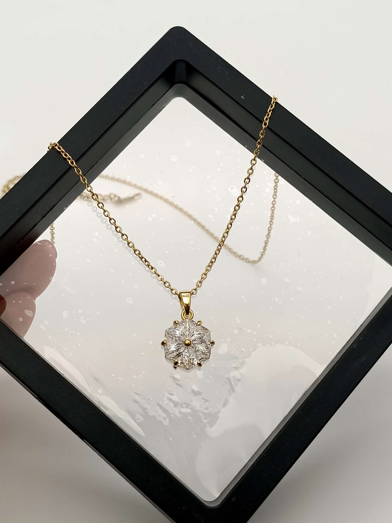 Golden snowflake necklace Specification image