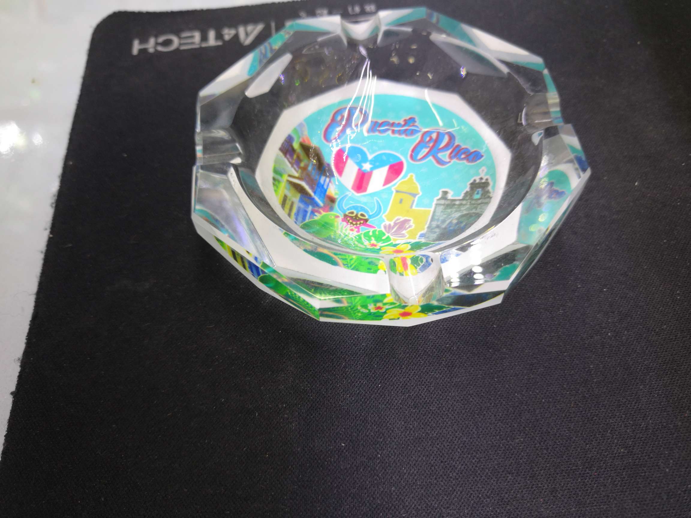 Crystal octagonal ashtray by Yanfan Crystal Craft 7951 Custom crystal Glass souvenir Illustration Craft decoration Application Scenario