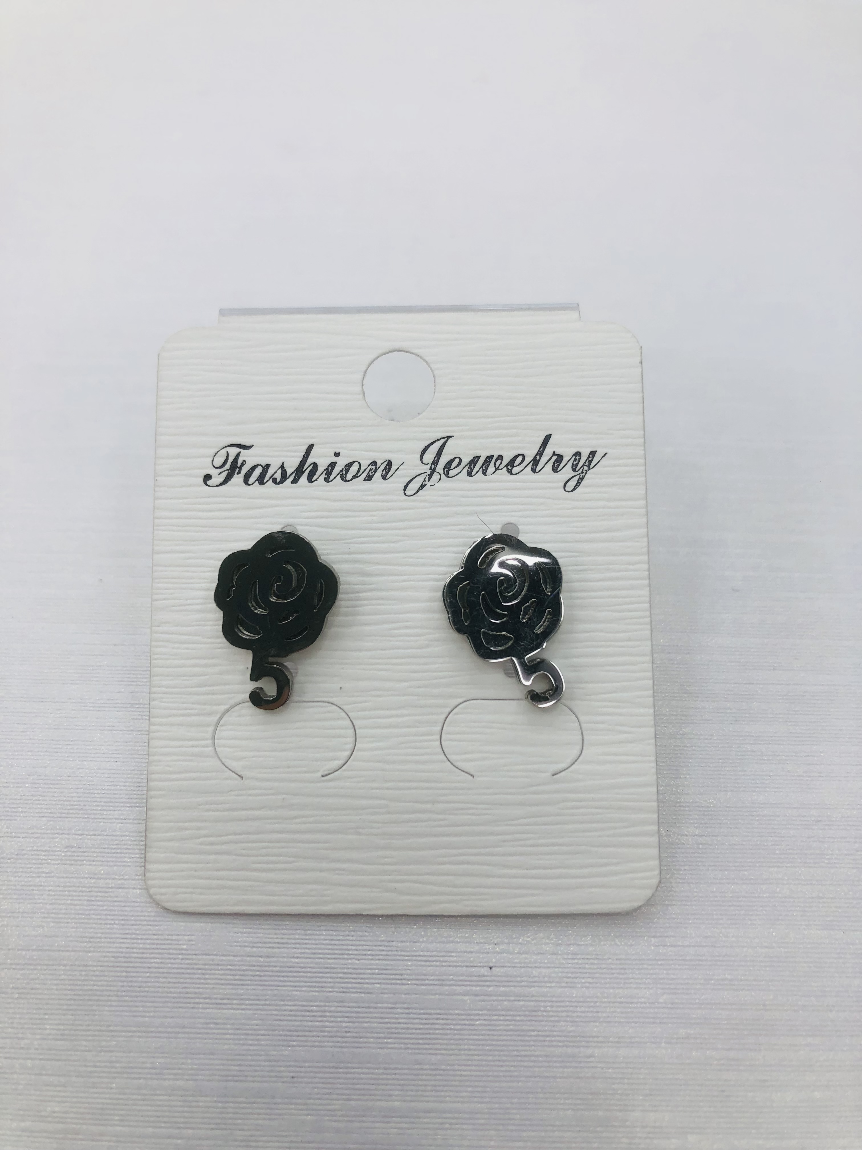 Small and simple Korean-style stainless steel ear studs for girls 12 Application Scenario