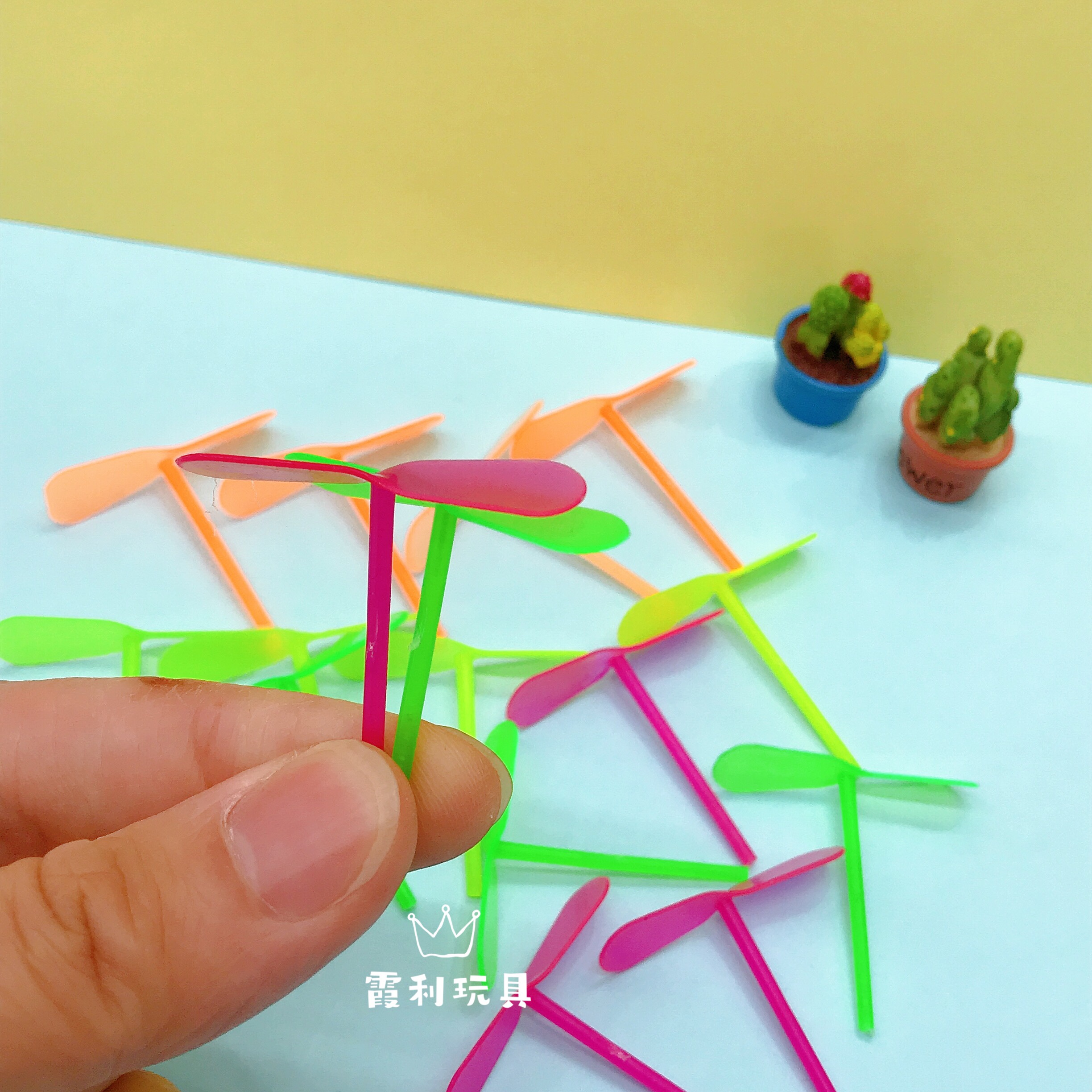 Mini one-piece small flying leaf children's plastic toy nostalgic gift Gashapon details Picture